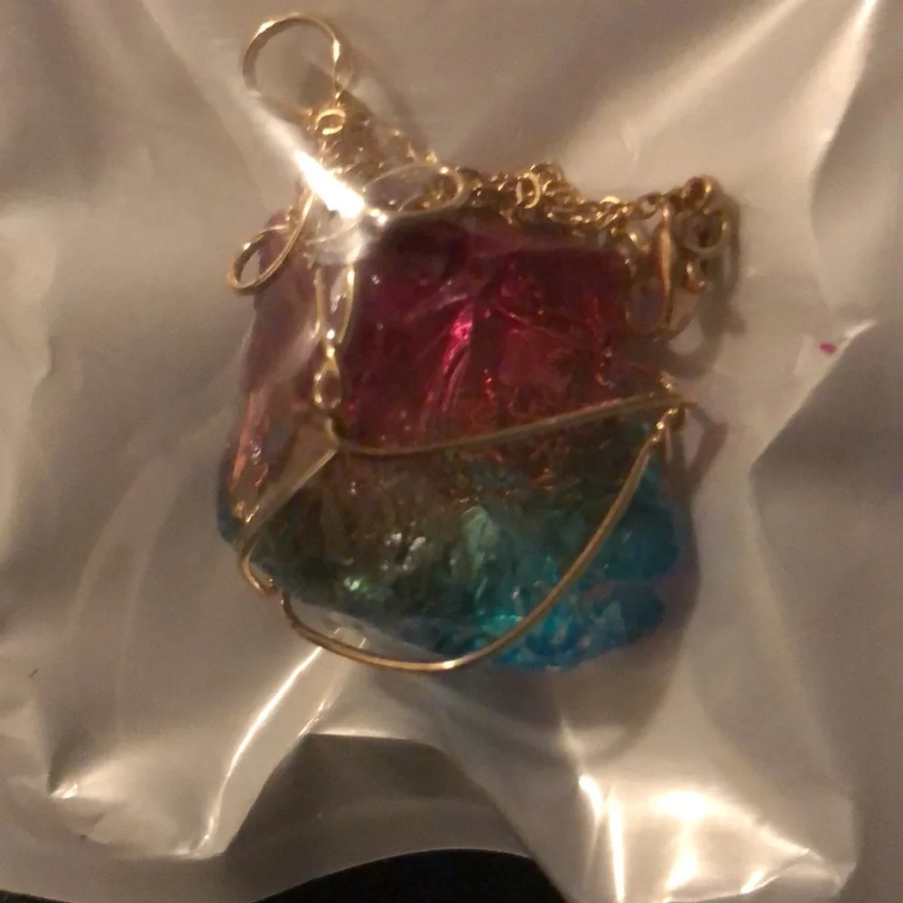 Rainbow Quartz Crystal necklace - Picture 5 of 7